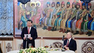 Presidentes chinês e russo em Moscovo