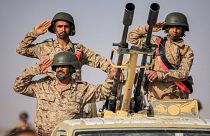 جنود يمنيون على مركبة خلال عرض عسكري لتخريج فوج عسكري في مأرب شمال شرق اليمن