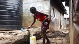 Egy nő vizet tölt a tartályába, Kenyában