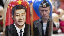 صورة للرئيسين الصيني والروسي على تحف "ماتريوشكا" الروسية الشهيرة في العاصمة موسكو