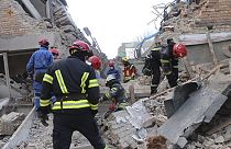 Equipos de emergencia trabajan en un edificio bombardeado en Rzhyshchiv, en la región de Kiev, Ucrania. 
