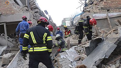 Equipos de emergencia trabajan en un edificio bombardeado en Rzhyshchiv, en la región de Kiev, Ucrania.
