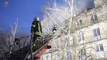Bombeiros combatem incêndio após ataque russo na região de Kiev