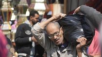 رجل مصري يتسوق في أحد أسواق القاهرة 21/03/2023