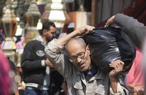 رجل مصري يتسوق في أحد أسواق القاهرة 21/03/2023