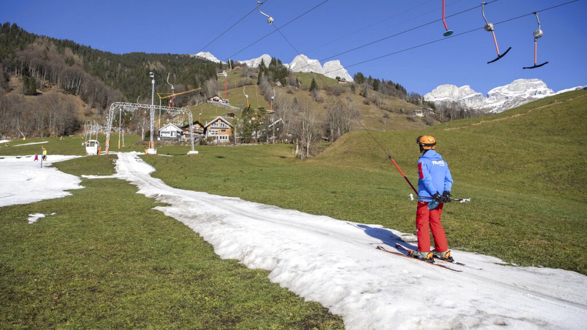 Műhó a svájci Alpokban 2023 január hetedikén, az Engelbergi sípályán, Svájcban