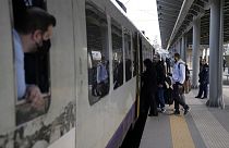 Des passagers embarquent dans un train à la gare centrale d'Athènes. Mercredi 22 mars 2023