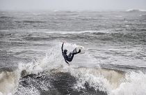 Egy férfi szörföl a viharban Santa Cruznál