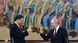 Hszi kínai és Putyin orosz elnök koccintanak a Kremlben