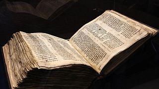 "´Codex Sassoon" olarak isimlendirilen, yaklaşık 1100 yıl önce 400 sayfalık bir parşömene el yazısı ile yazılan ve en eski Tevrat olduğuna inaılan kutsal kitabın kopyası
