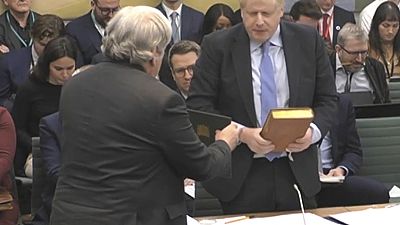 Boris Johnson jura sobre la biblia antes de empezar a declarar, Londres, Reino Unido 22/3/2023
