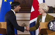Le Premier ministre britannique Rishi Sunak et la présidente de la Commission européenne Ursula von der Leyen, à droite, le lundi 27 février 2023. 