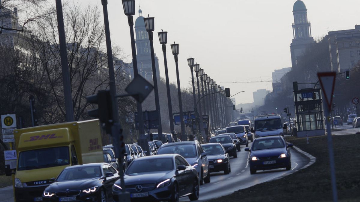 Almanya'nın başkenti Berlin'de trafikte seyreden araçlar 