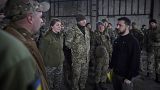Az ukrán elnök Donyeckben, egy Bahmut közeli katonai álláson