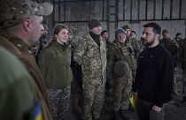 Az ukrán elnök Donyeckben, egy Bahmut közeli katonai álláson