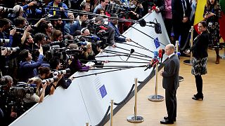 Deutschlands Bundeskanzler Olaf Scholz nach seiner Ankunft auf dem EU-Gipfel in Brüssel 