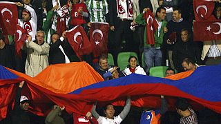 Török és örmény zászló a szurkolóknál a 2009-es vb-selejtezőn