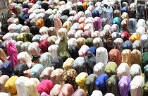 Indonesische Muslime in der Istiqlal-Moschee in Jakarta, Indonesien, 22. März 2023