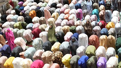 Индонезийские мусульмане совершают вечернюю молитву "таравих", отмечая первый канун священного месяца Рамадан, в мечети Истикляль в Джакарте, 22 марта 2023