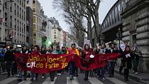 Des manifestants défilent lors d'une manifestation à Paris, mercredi 22 mars 2023.