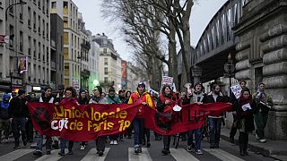 Des manifestants défilent lors d'une manifestation à Paris, mercredi 22 mars 2023.