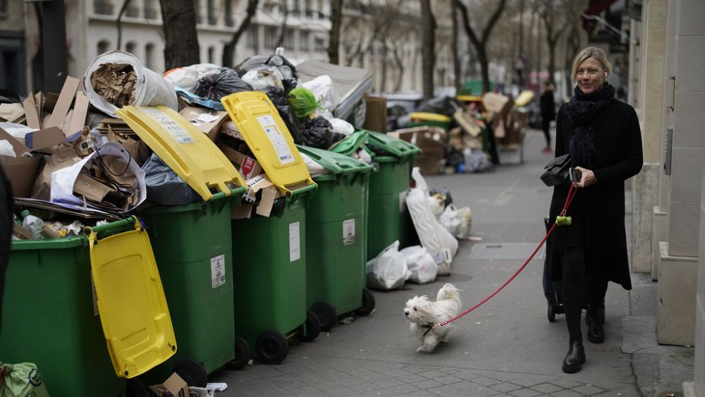 Les déchets s’amoncellent, les protestations s’intensifient, Macron reste déterminé