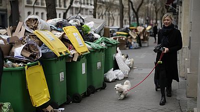 An diesem Donnerstag, 23. März 2023, sind weitere Protestaktionen geplant gegen die von Macron durchgeboxte Rentenreform. Derweil türmt sich der Müll in Paris.