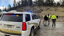 Полиция перекрыла дорогу в город Бейли, Колорадо, где была найдена машина стрелка и, предположительно, его тело