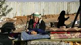  فلسطينية تقف في الفناء الخلفي لمنزلها الواقع بجوار جدار الفصل الإسرائيلي، في قرية حزما بالضفة الغربية