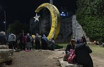 Fidèles musulmans célébrant le début du Ramadan à l'extérieur de la ville de Jérusalem, le mercredi 22 mars 2023