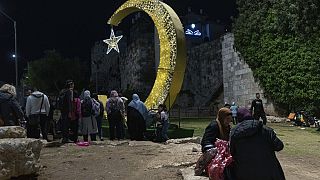 Fidèles musulmans célébrant le début du Ramadan à l'extérieur de la ville de Jérusalem, le mercredi 22 mars 2023