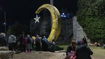 Фонарь в виде полумесяца в Рамалле на Западном берегу реки иордан