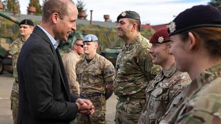 El príncipe Guillermo saluda a los militares británicos desplegados en Polonia