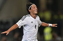 Mesut Özil, Almanya ile Faroe Adaları arasında oynanan 2014 Brezilya Dünya Kupası C grubu eleme futbol maçında gol sevinci. 7 Eylül 2012