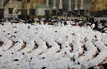الآلاف يؤدون صلاة التراويح في مكة المكرمة