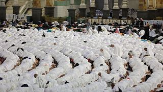 الآلاف يؤدون صلاة التراويح في مكة المكرمة 