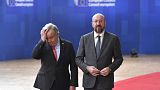 Charles Michel, az Európai Tanács elnöke és Antonio Guterres ENSZ-főtitkár érkeznek az uniós csúcsra