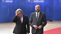 Charles Michel, az Európai Tanács elnöke és Antonio Guterres ENSZ-főtitkár érkeznek az uniós csúcsra