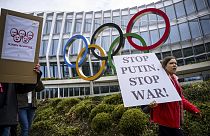 Манифестанты у штаб-квартиры МОК в Лозанне призывают Комитет пересмотреть своё решение о допуске российских и беларусских атлетов под нейтральным статусом, 25 марта 2023
