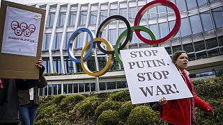 Des Ukrainiens manifestent contre la Russie devant le siège du Comité international olympique à Genève