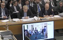Eski Başbakan Boris Johnson Covid-19 salgını sırasında katıldığı kutlamalar konusunda parlamentoda savunmasını yaparken