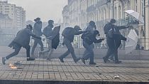 Manifestantes durante un enfrentamiento con la Policía en Nantes, Francia (23/03/2023)