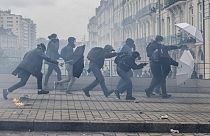Manifestantes durante un enfrentamiento con la Policía en Nantes, Francia (23/03/2023)
