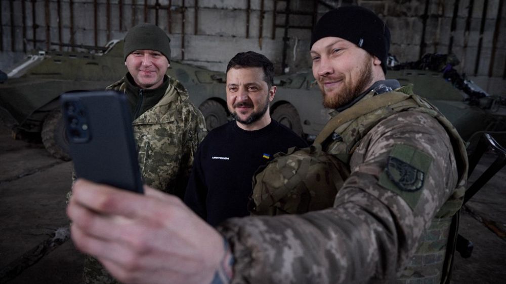 Des soldats ukrainiens font des selfies avec le président Zelensky