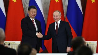 الرئيس الروسي فلاديمير بوتين، إلى اليمين، والرئيس الصيني شي جين خلال حفل توقيع عقب محادثاتهما في قصر الكرملين في موسكو، روسيا, 21 مارس 2023 
