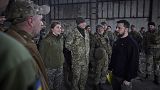 Sur cette photo, Volodymyr Zelensky rend visite à des soldats dans la région de Donetsk près de Bakhmout, mercredi 22 mars 2023