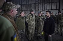 Sur cette photo, Volodymyr Zelensky rend visite à des soldats dans la région de Donetsk près de Bakhmout, mercredi 22 mars 2023