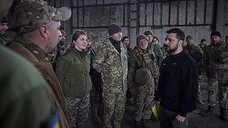 Sur cette photo, Volodymyr Zelensky rend visite à des soldats dans la région de Donetsk près de Bakhmout, mercredi 22 mars 2023