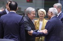 O PM de Portugal, António Costa (dir) cumprimenta o Secretário-geral da ONU, António Guterres, que participou num almoço de trabalho durante a cimeira da UE, em Bruxelass