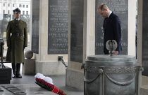 الأمير ويليام يضع باقة زهور على قبر الجندي المجهول في وارسو، بولندا.